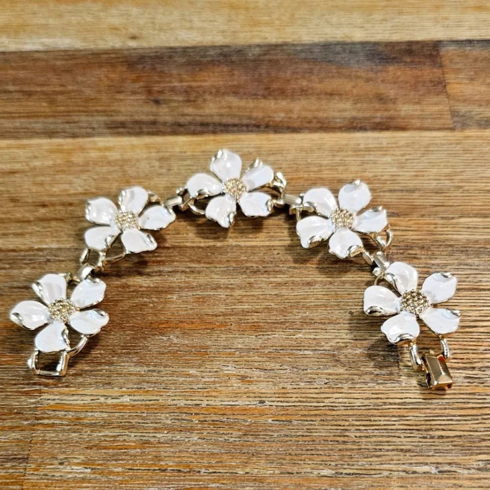 Vintage & Rare Signed Emmons Gold Tone White Enamel Flower Links Bracelet.